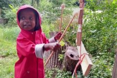 Kleine_Sudanesin_hat_Spass_am_Holzxylofon