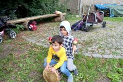 Kurdische_Junngs_musizieren_im_Mu308hlengarten